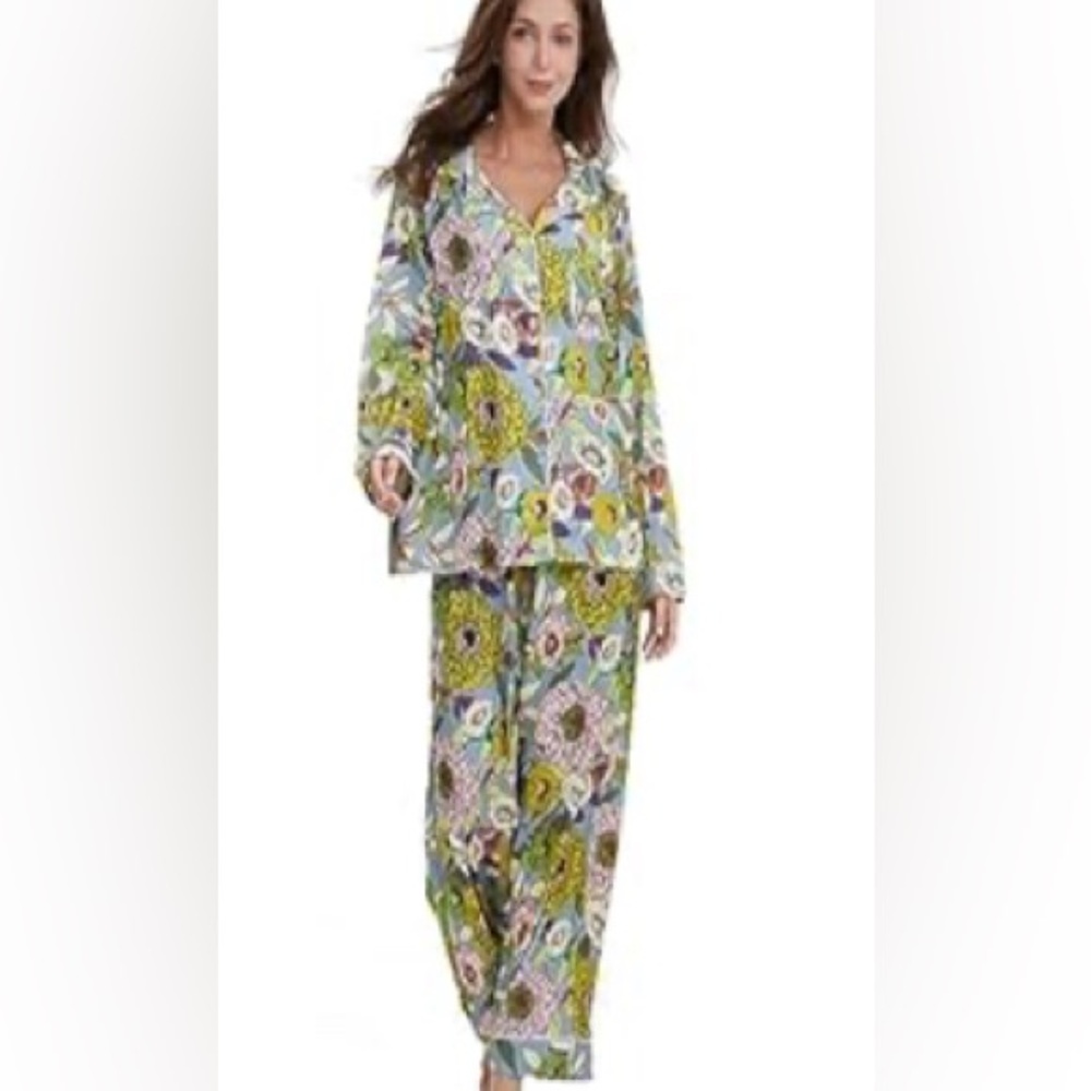 NWOT
Silky Satin Pajama Set w Pockets and Drawstring Medium